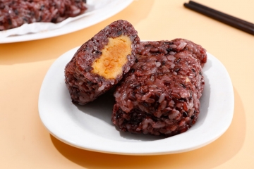 蛋黄肉松饭团