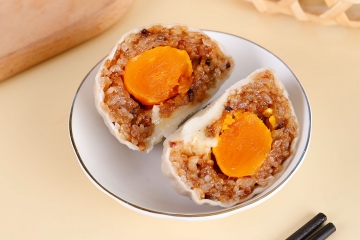 蛋黄粘豆包