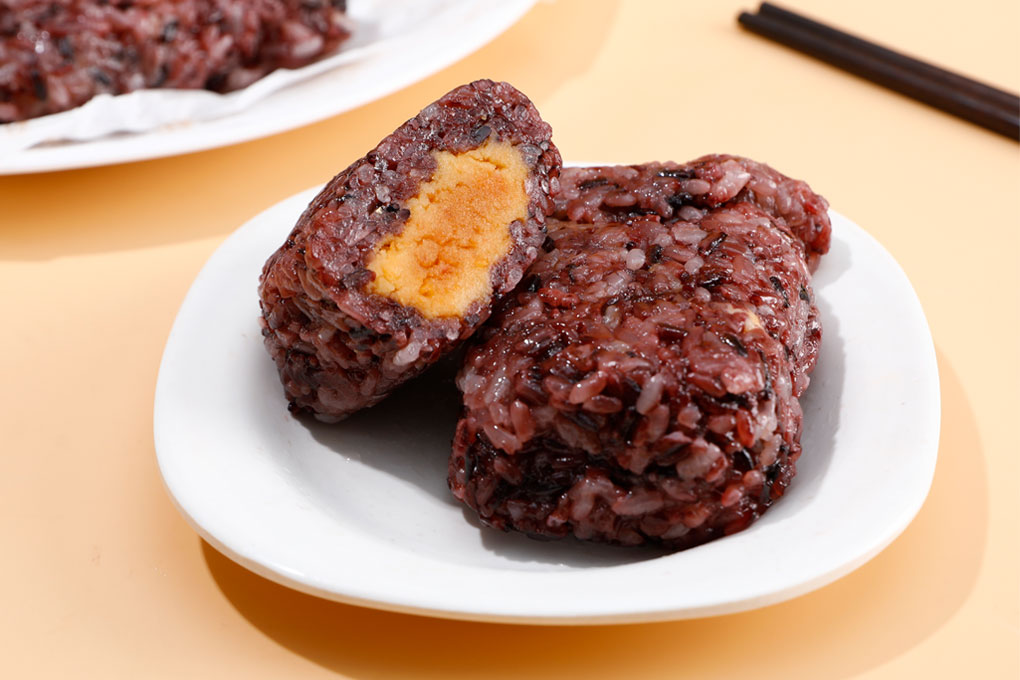 蛋黄肉松饭团.jpg